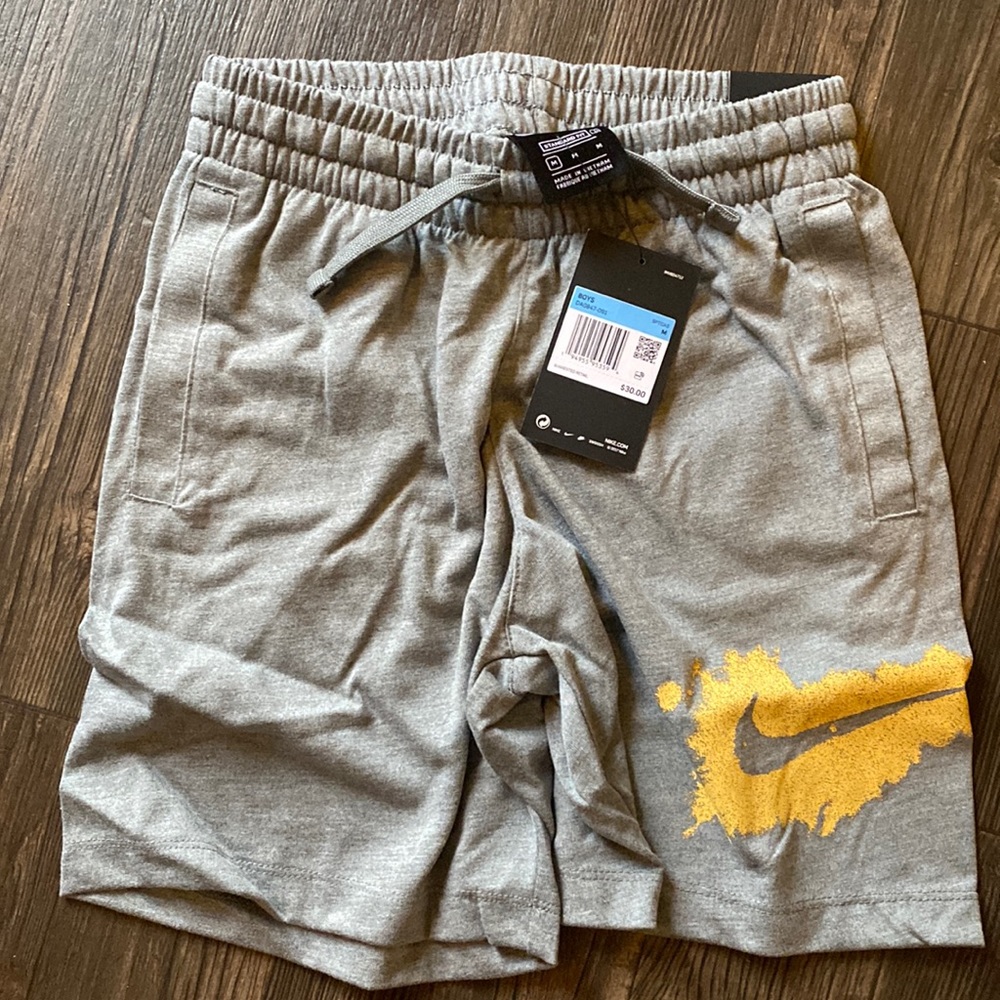 Boys nike shorts (M)